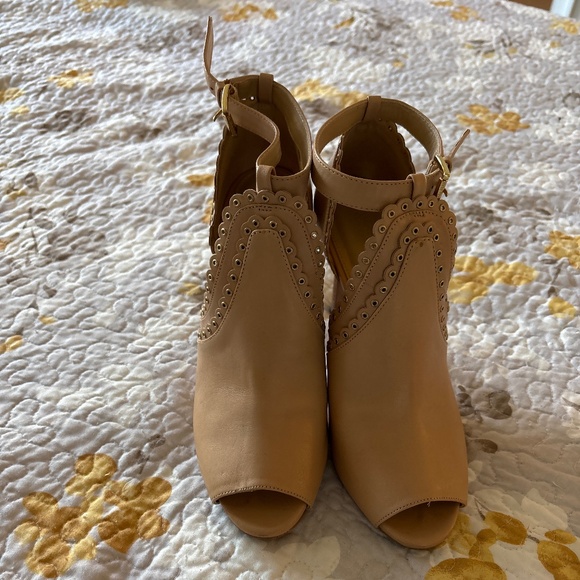 Women’s Michael Kors Tan Jessie Peep Toes Bootie Heels Shoes 8.5 - Picture 3 of 7